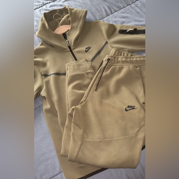 Nike Other - Olive green nike tech
